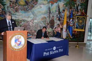 El presidente de la PUCPR, Dr. Jorge Iván Vélez Arocho ya había sido reconocido como miembro Phi Kappa Phi.