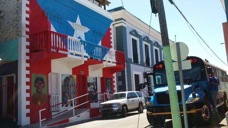 El grupo le dio la vuelta a Puerto Rico visitando y estudiando las iniciativas muralistas que han surgido en el país tanto de forma colectiva como individual.