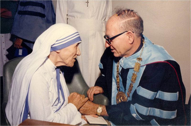 Madre Teresa de Calcuta con el entonces presidente de la PUCPR, padre Tosello Giangiacomo.