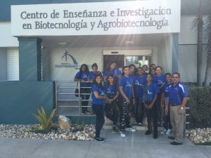 Los estudiantes visitaron varias de las instalaciones de la Universidad incluyendo el Centro de Enseñanza en Biotecnología y Agrobiotecnología.