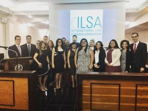 Estudiantes de Derecho de la Escuela de Derecho de la Pontificia Universidad Católica de Puerto Rico recién iniciados en ILSA junto al Lcdo. Franklin Aviles (izquierda) y la Lcda. Wanda Valentín Custodio (centro).