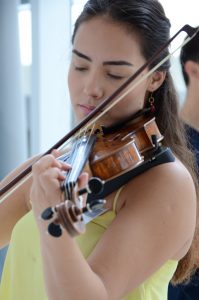 La joven mexicana Magaly Morales Hidalgo evidencia su destreza como violinista.