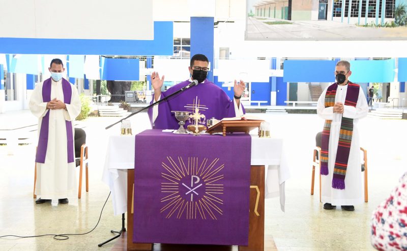 Los Pioneros celebran la santa misa en honor a los fieles difuntos ...