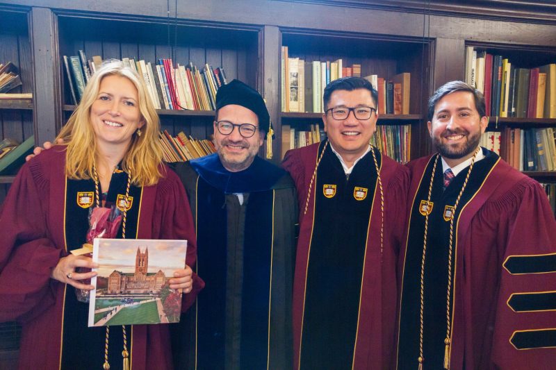 El Dr. Joel Vélez Colón junto al director del programa, Dr. Chris Glass y compañeros de estudio, Holly Cowman de Irlanda y Xiaofeng Wan de China.